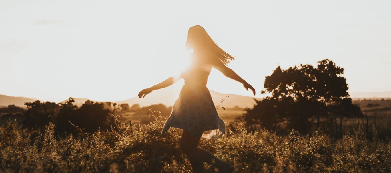 happy woman UN074