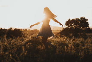 happy woman UN074