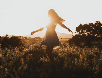 happy woman UN074