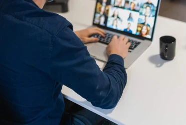 man at computer UN004