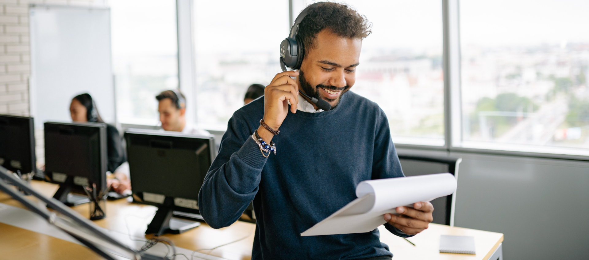 man in call center PE037