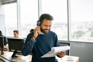 man in call center PE037