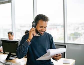 man in call center PE037