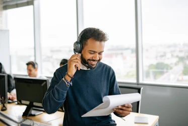 man in call center PE037