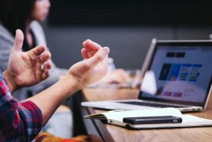 man on computer UN0033