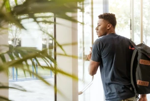 man with a bag UN002