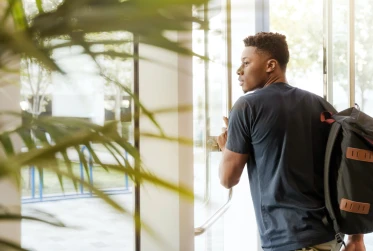 man with a bag UN002