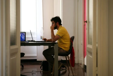 man with laptop UN069