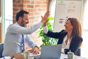 people high five UN001