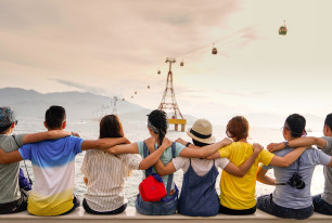 people holding each other UN001