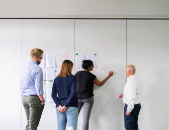 people in discussion UN001