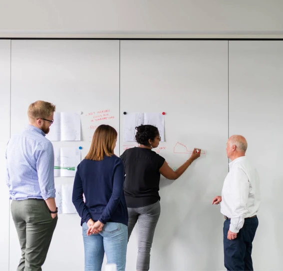 people in discussion UN001