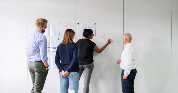 people in discussion UN001