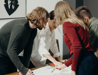 people meeting PE058