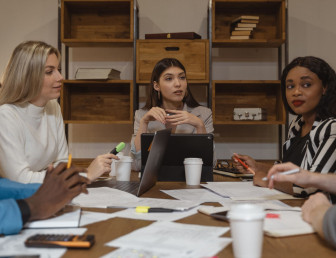 people meeting PE059