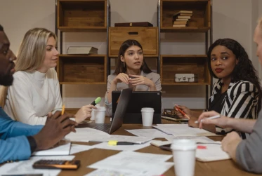 people meeting PE059