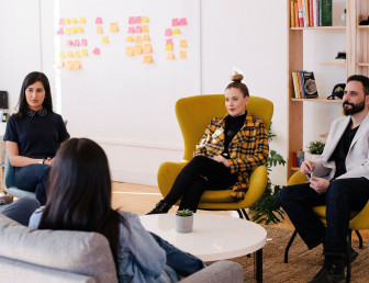 people meeting UN046