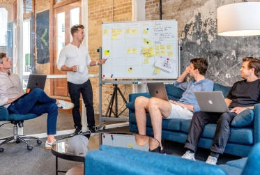 people meeting UN061