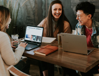 people smiling UN071