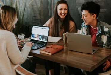 people smiling UN071