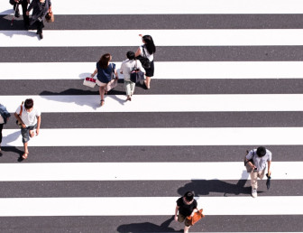 people walking UN040