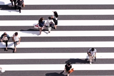 people walking UN040