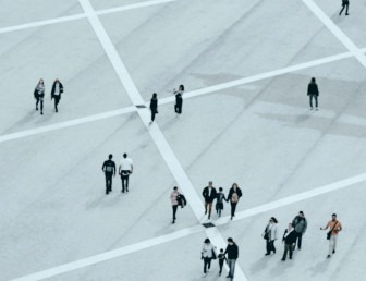 people walking UN048