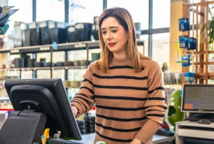 retail worker CV001