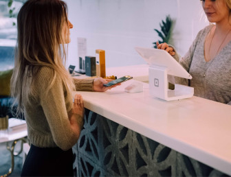 woman at cashier UN001