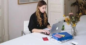 woman at computer PE048