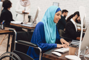 woman at computer SH019 v1