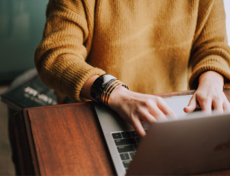 woman at computer UN013