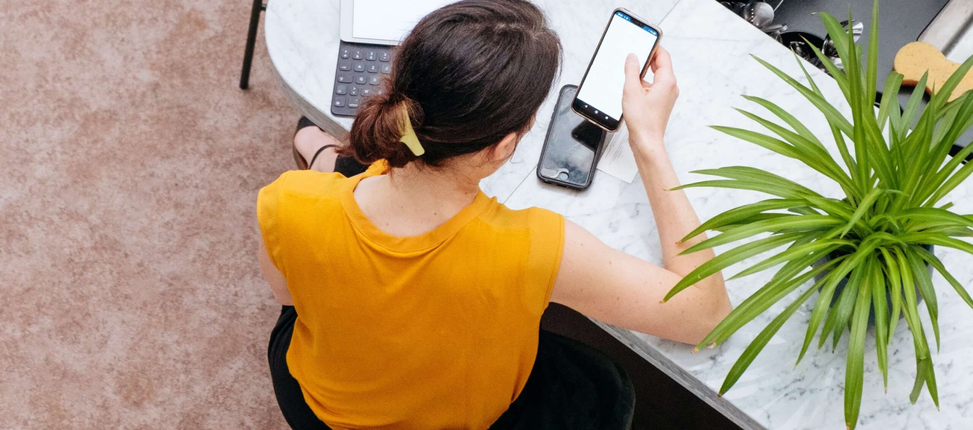 woman at phone UN001