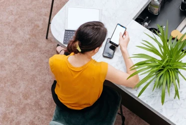 woman at phone UN001