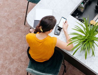 woman at phone UN001