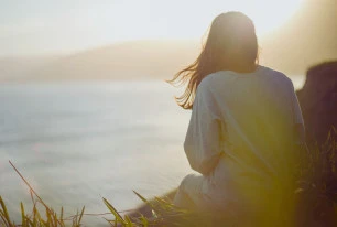 woman at the beach UN001