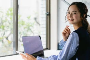 woman at work using ai CV001