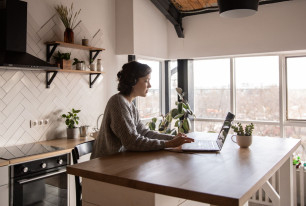 woman laptop PE052