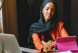 woman on laptop PE002