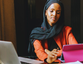 woman on laptop PE002