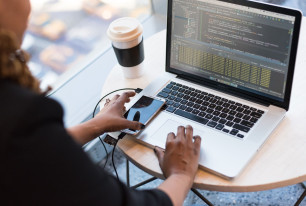 woman on laptop UN039