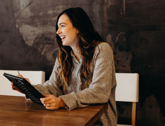 woman with tablet UN001