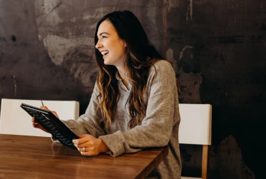 woman with tablet UN001