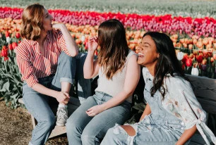 women laughing UN01