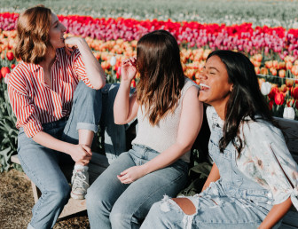 women laughing UN01
