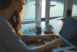 working from home woman UN041