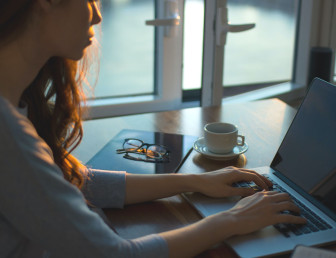 working from home woman UN041