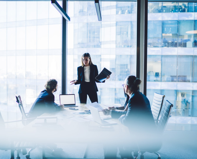 woman leading meeting SH012