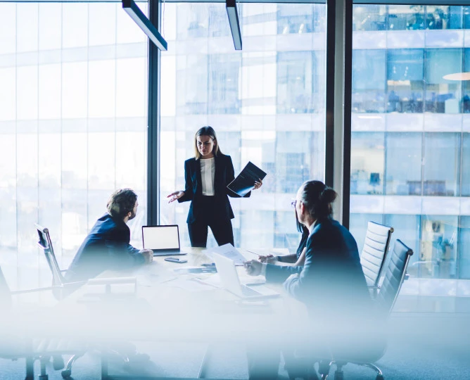 woman leading meeting SH012