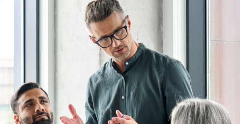 man leading meeting SH001